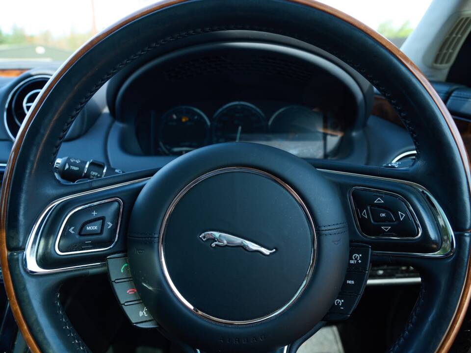 Bild 48/50 von Jaguar XJ 5.0 (2012)
