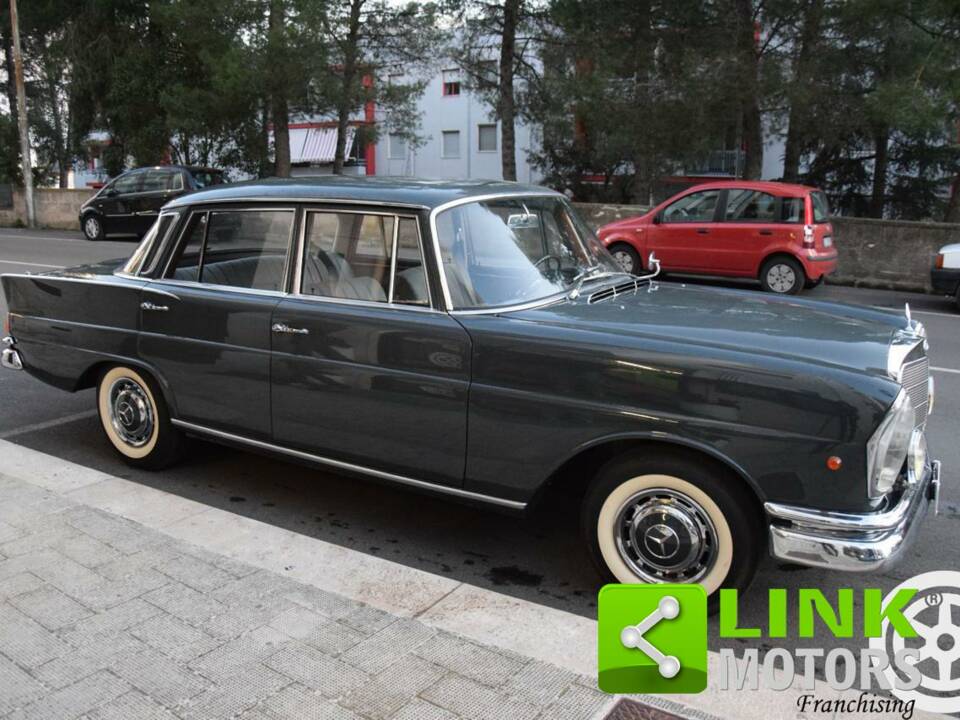 Imagen 3/10 de Mercedes-Benz 220 SE b (1960)