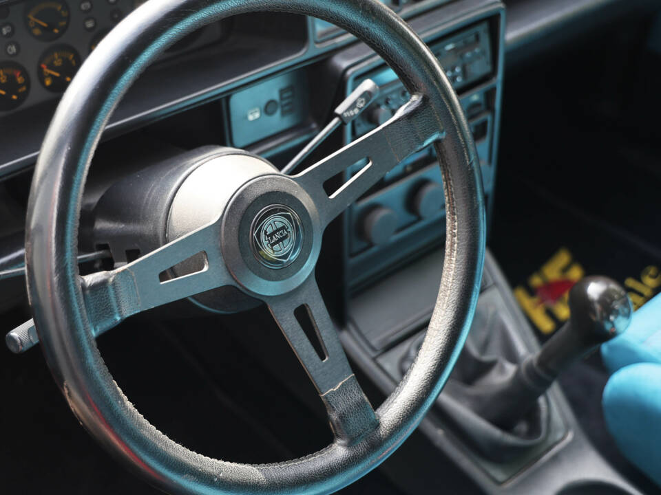 Image 30/41 of Lancia Delta HF Integrale (1989)