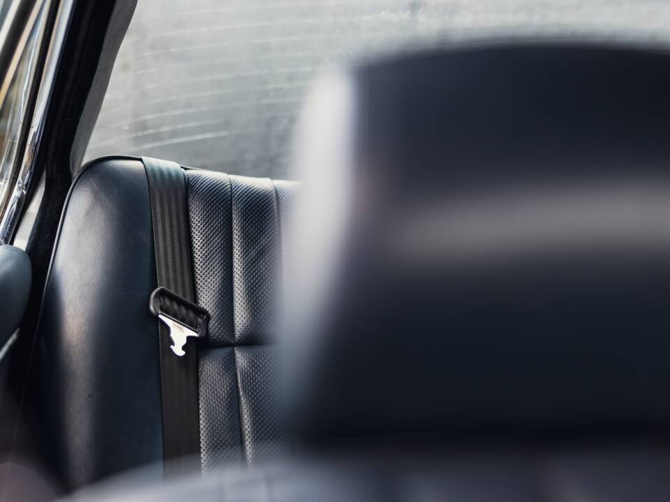 Image 47/50 of Jaguar XJ 6 4.2 (1982)