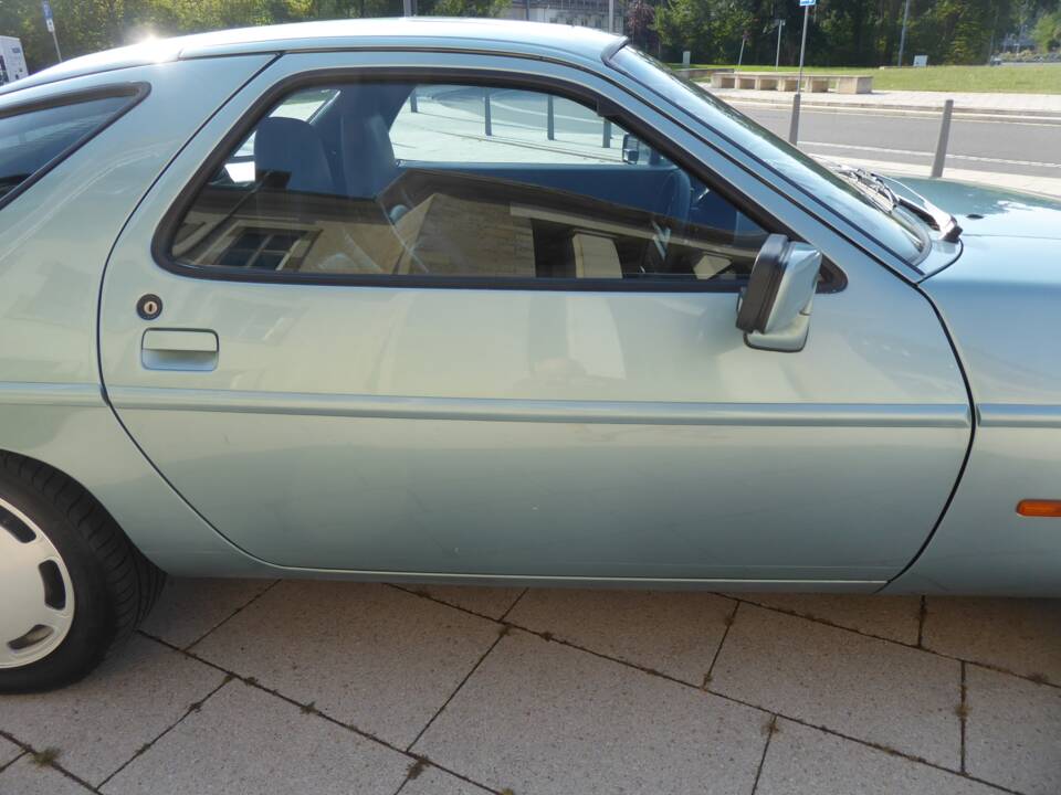 Afbeelding 13/67 van Porsche 928 S (1985)