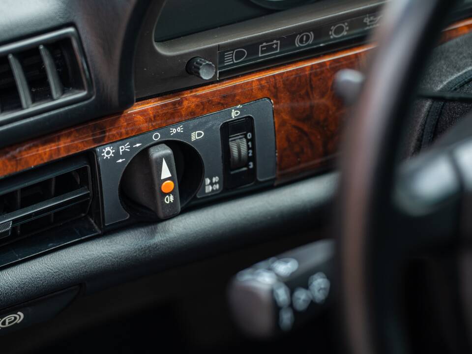 Image 27/91 of Mercedes-Benz 560 SEL (1990)