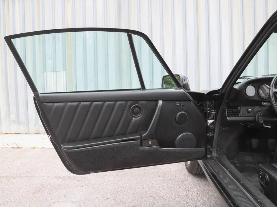 Image 61/108 de Porsche 911 Carrera 3.2 (1989)