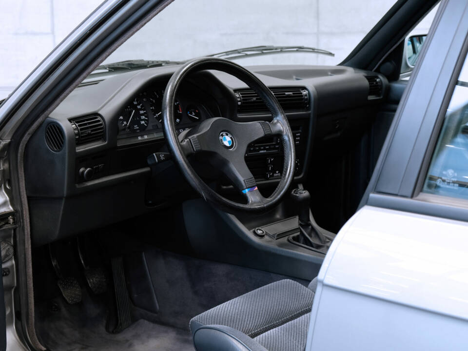 Image 14/22 de BMW 325i (1988)