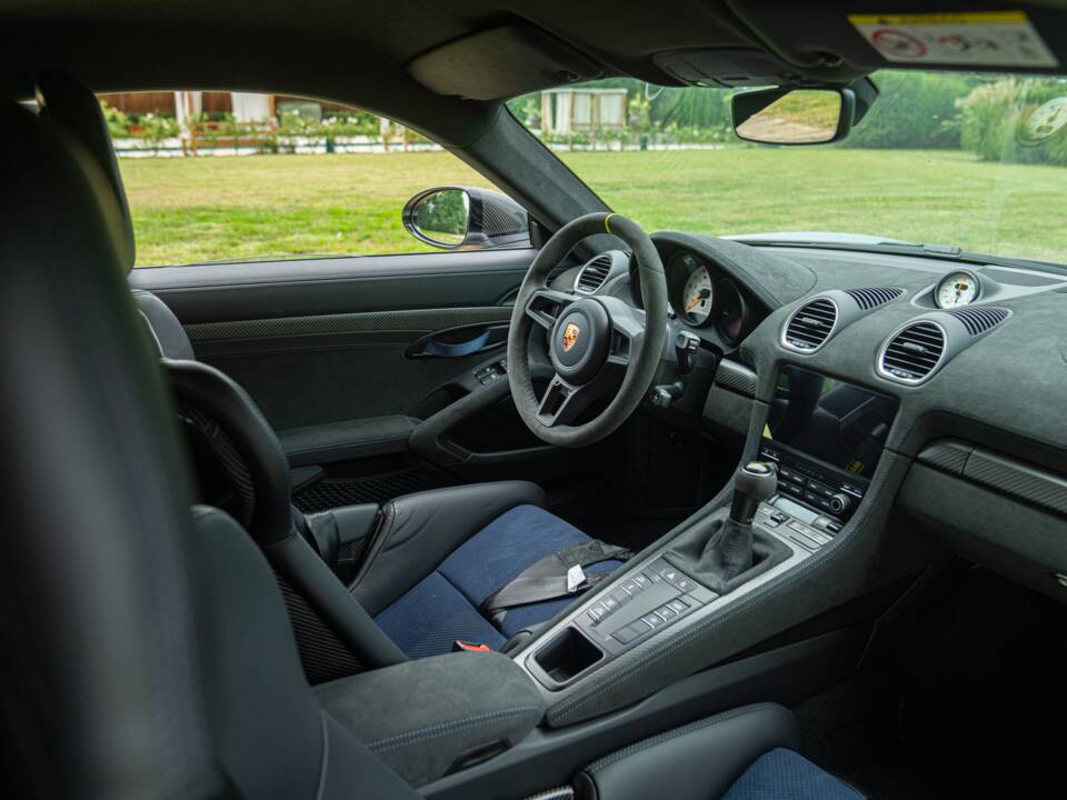Image 64/100 of Porsche 718 Cayman GT4 RS Weissach (2024)