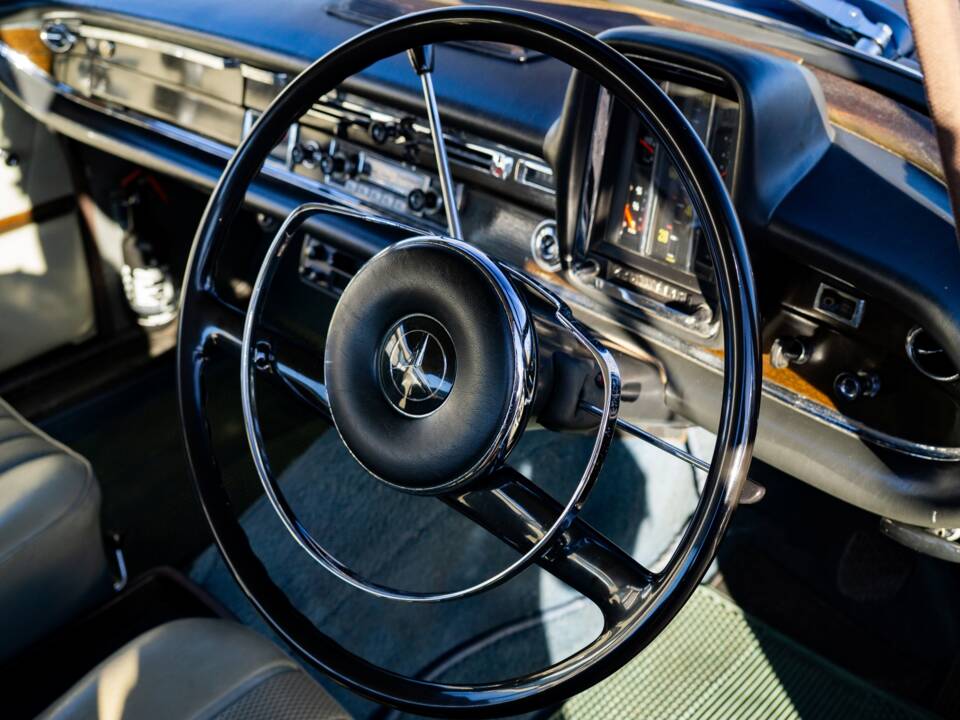 Image 4/29 de Mercedes-Benz 220 SE b (1966)
