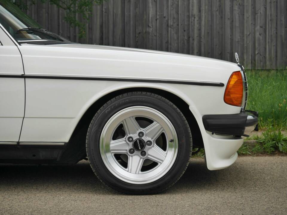 Immagine 48/50 di Mercedes-Benz 230 E (1900)