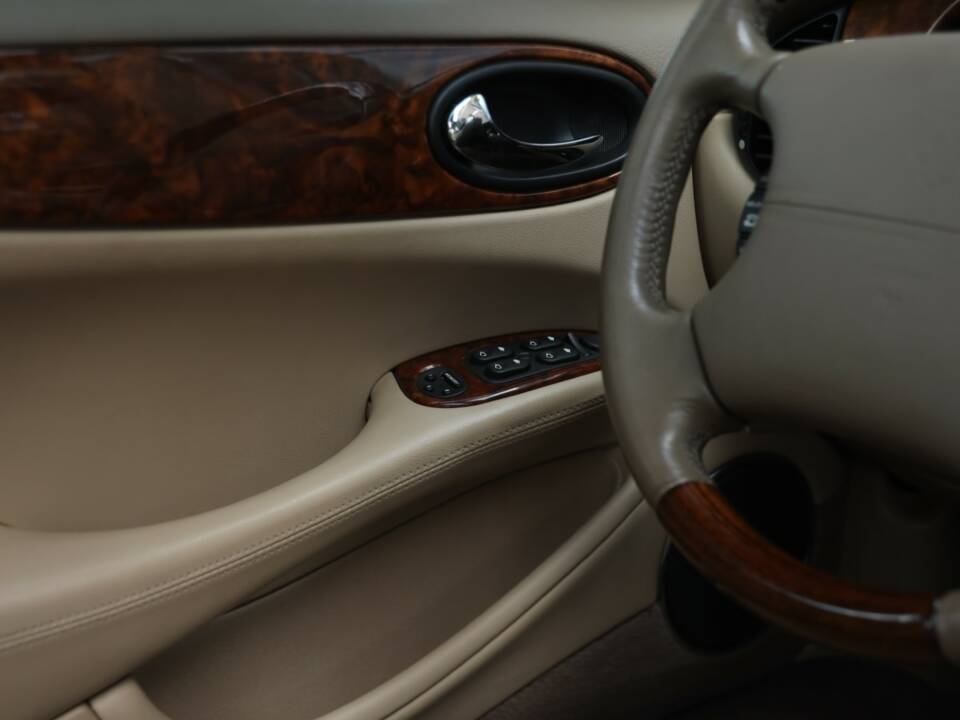 Bild 35/50 von Jaguar XJ 8 4.0 Executive (2001)