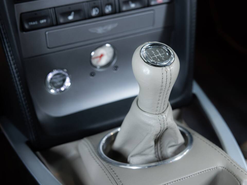 Image 17/31 de Aston Martin V12 Vanquish (2004)