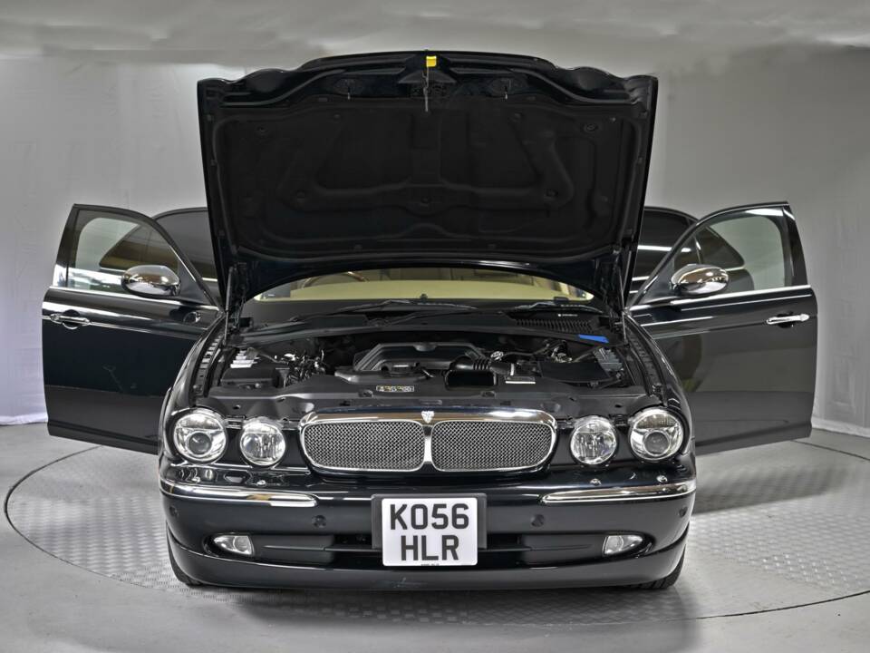 Image 18/50 of Jaguar XJ 8 4.2 (2006)