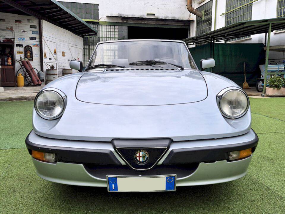 Afbeelding 6/70 van Alfa Romeo 2.0 Spider QV (1987)