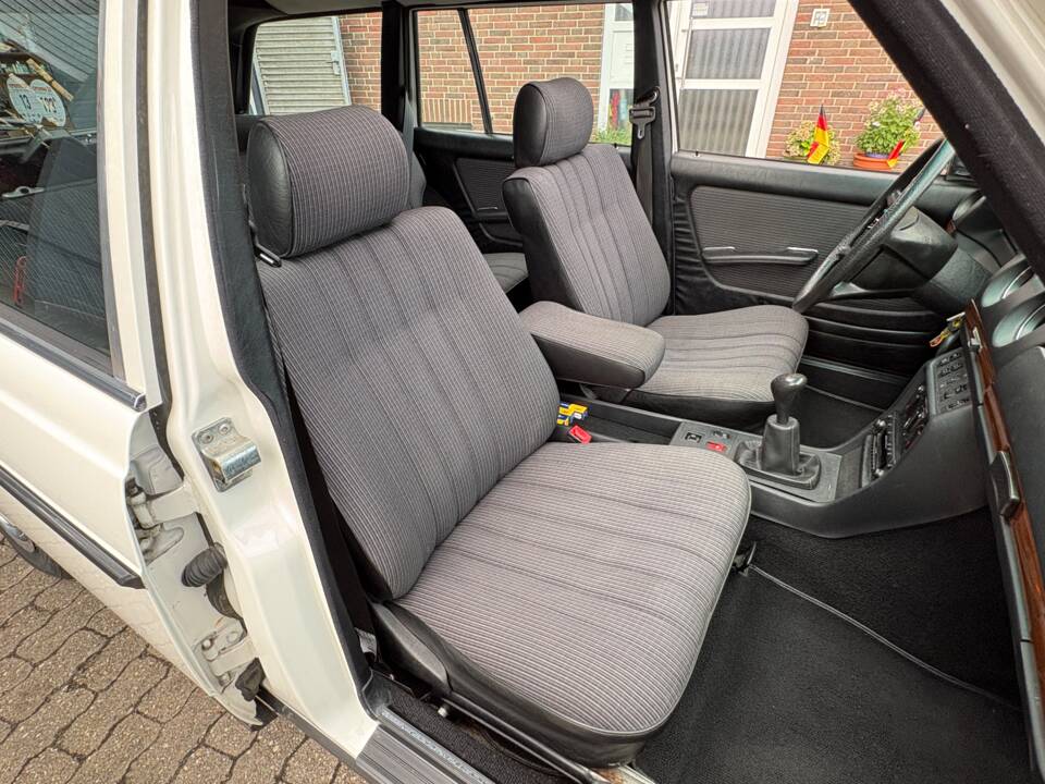 Image 24/66 of Mercedes-Benz 200 T (1984)
