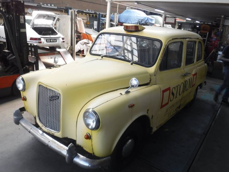 Image 17/39 of Austin FX 4 London Taxi (1970)
