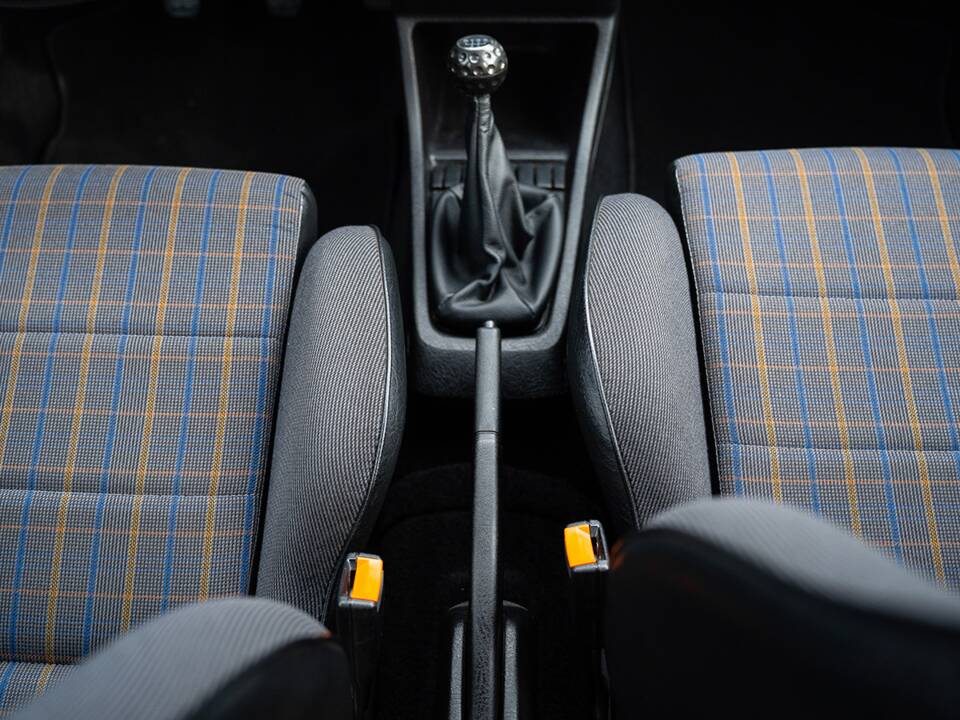 Image 35/48 de Volkswagen Golf Mk II GTi 16V 1.8 (1990)