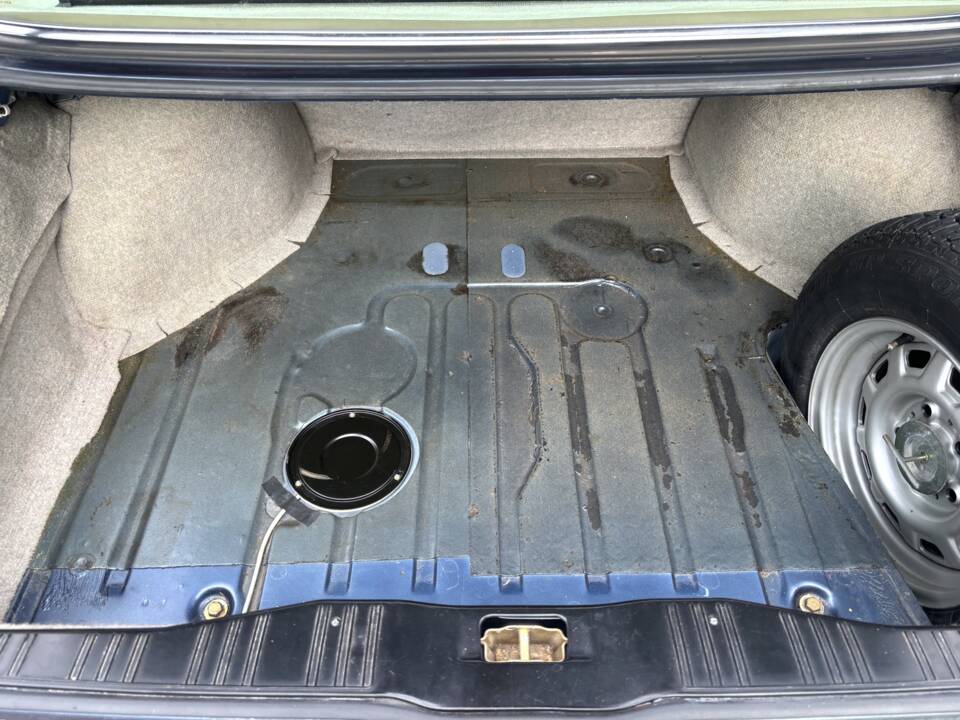 Image 21/24 of BMW 732i (1981)