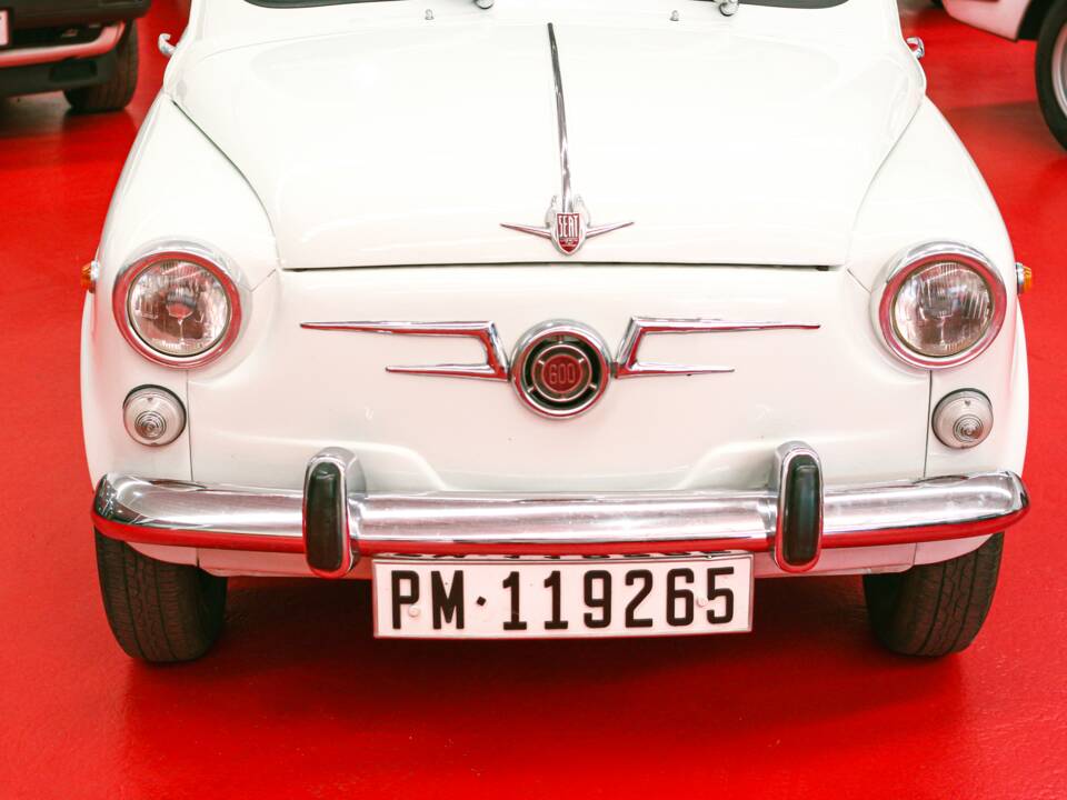 Image 12/32 of SEAT 600 D (1968)