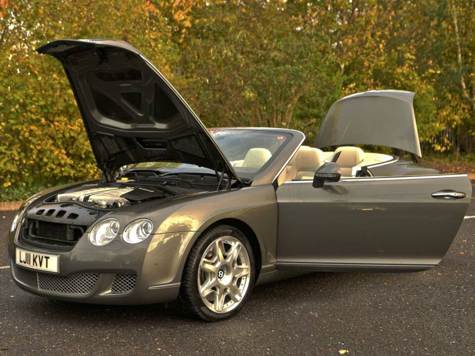Image 15/50 of Bentley Continental GTC (2011)