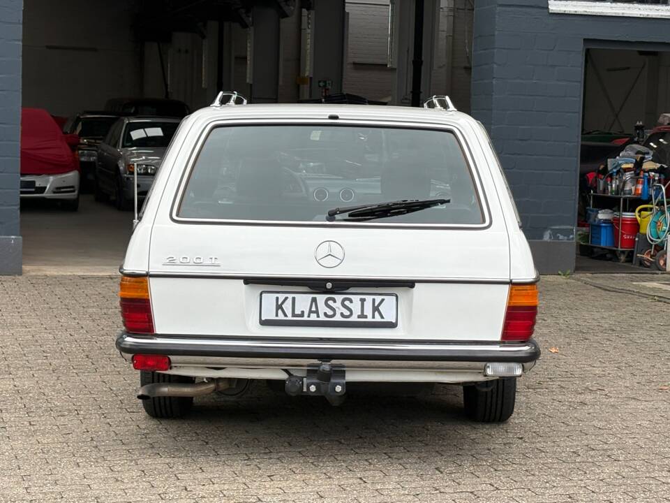 Image 12/66 of Mercedes-Benz 200 T (1984)