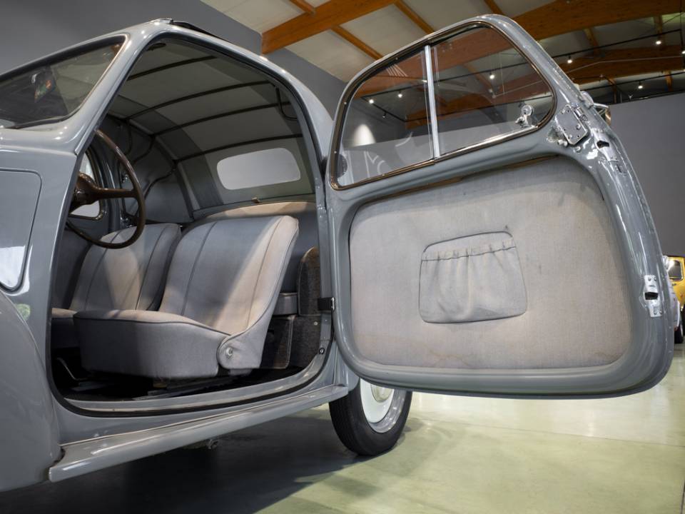 Image 28/37 de FIAT 500 C Topolino (1951)