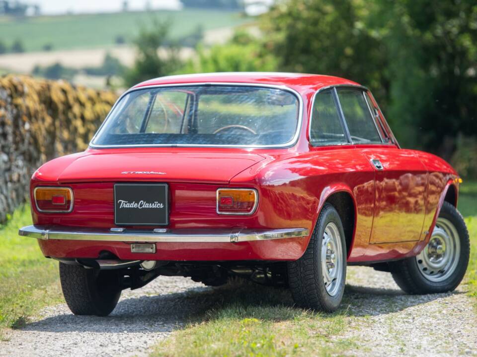 Image 9/10 de Alfa Romeo Giulia GT 1300 Junior (1972)