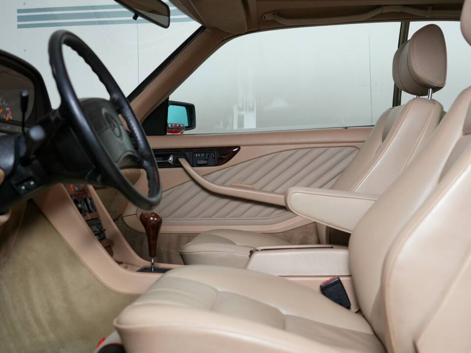 Image 15/41 of Mercedes-Benz 560 SEC (1990)