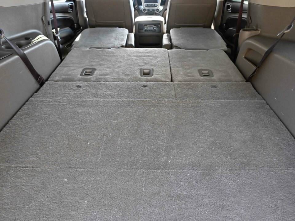 Image 38/50 of Chevrolet Suburban (2017)