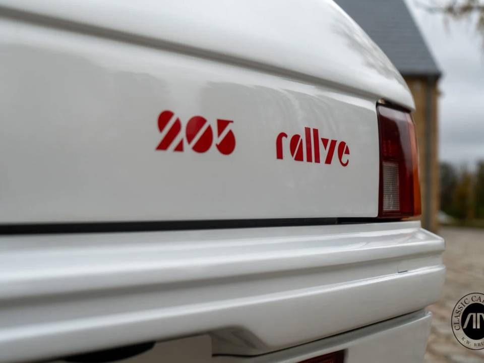 Image 11/18 de Peugeot 205 Rallye 1.3 (1989)