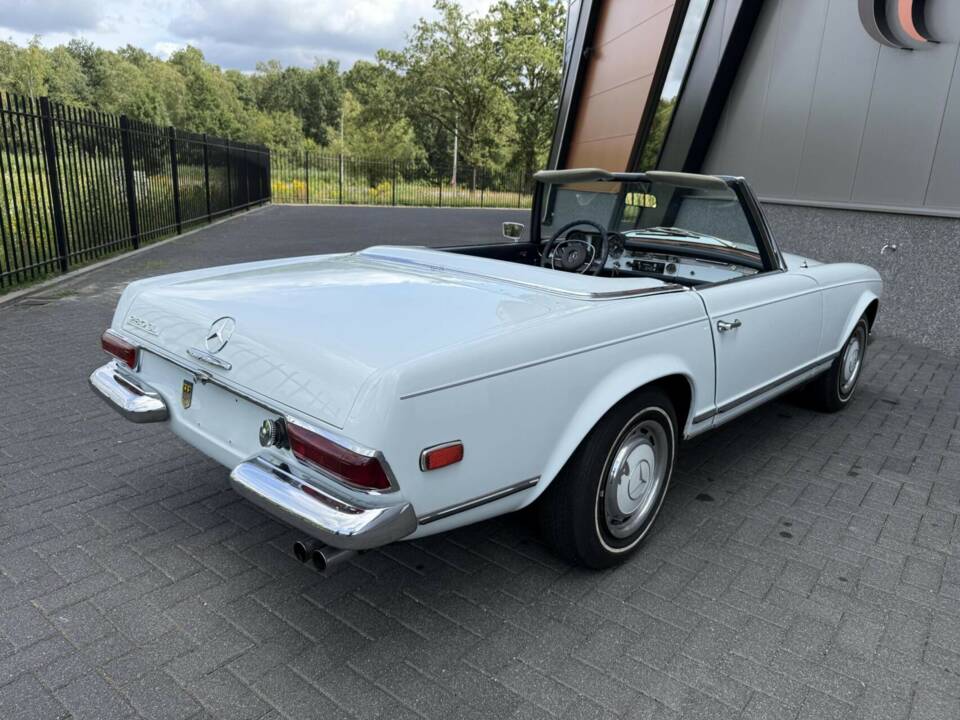 Image 13/50 of Mercedes-Benz 280 SL (1968)