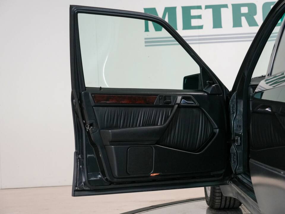 Image 17/32 of Mercedes-Benz 500 E (1992)