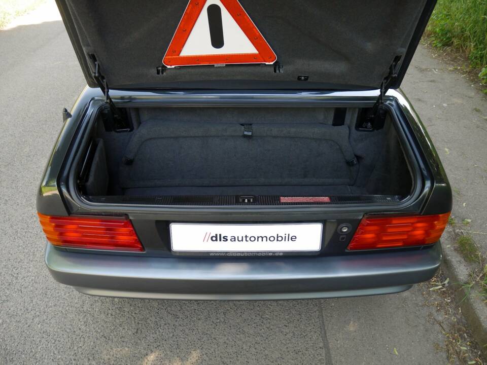 Image 16/39 de Mercedes-Benz 280 SL (1900)