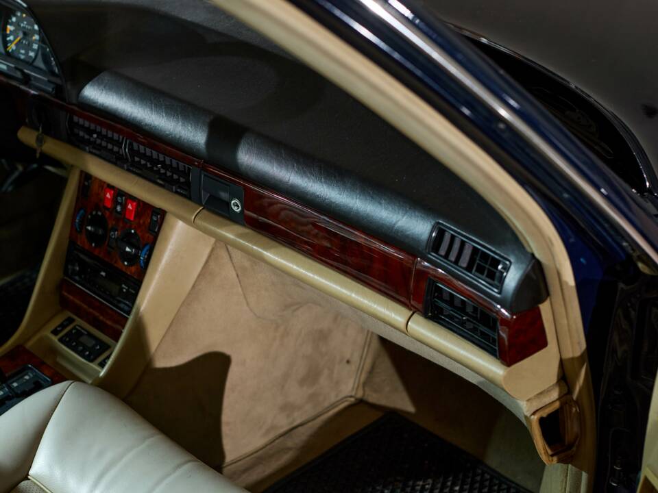 Bild 37/43 von Mercedes-Benz 380 SE (1984)