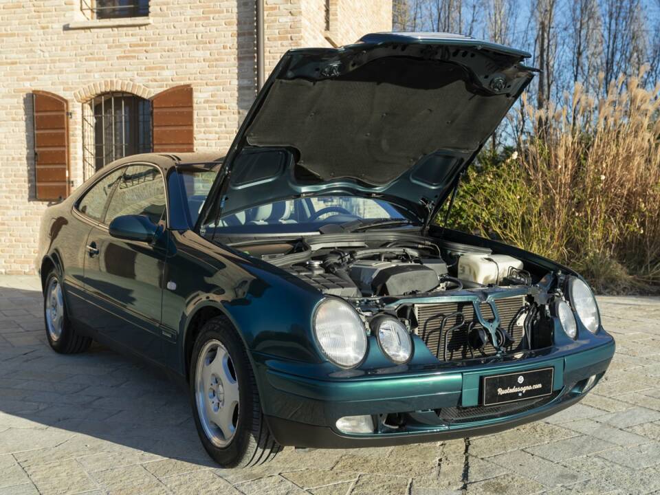 Image 47/50 of Mercedes-Benz CLK 200 (1997)