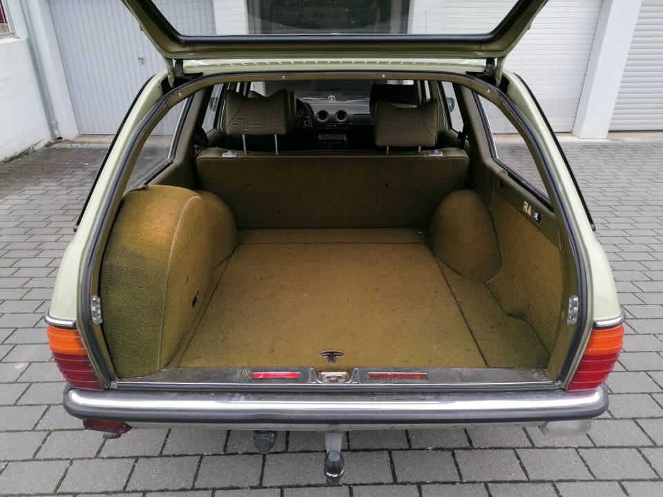 Image 6/22 de Mercedes-Benz 300 TD (1979)