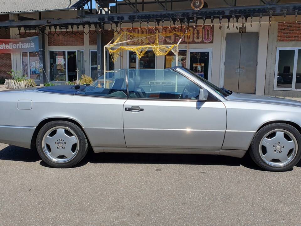 Imagen 50/94 de Mercedes-Benz 300 CE-24 3.4 AMG (1992)