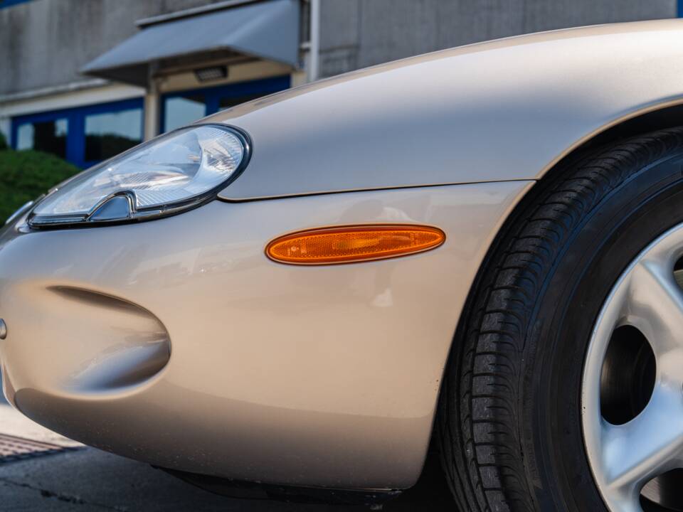 Image 8/91 de Jaguar XK8 4.0 (2000)