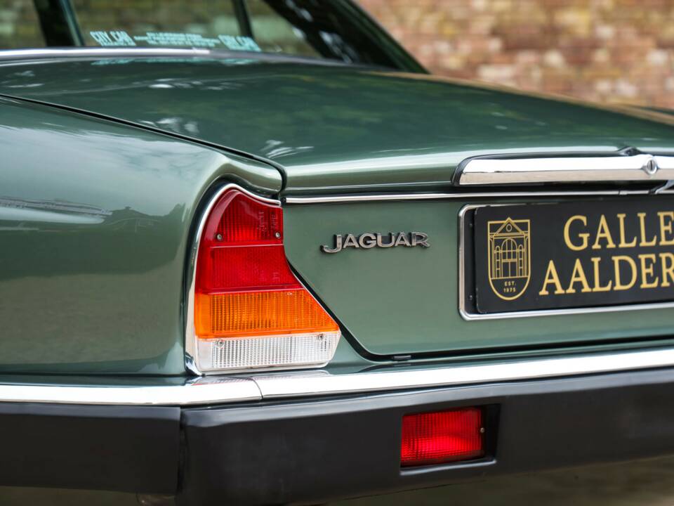 Image 35/50 of Jaguar XJ 6 4.2 (1985)