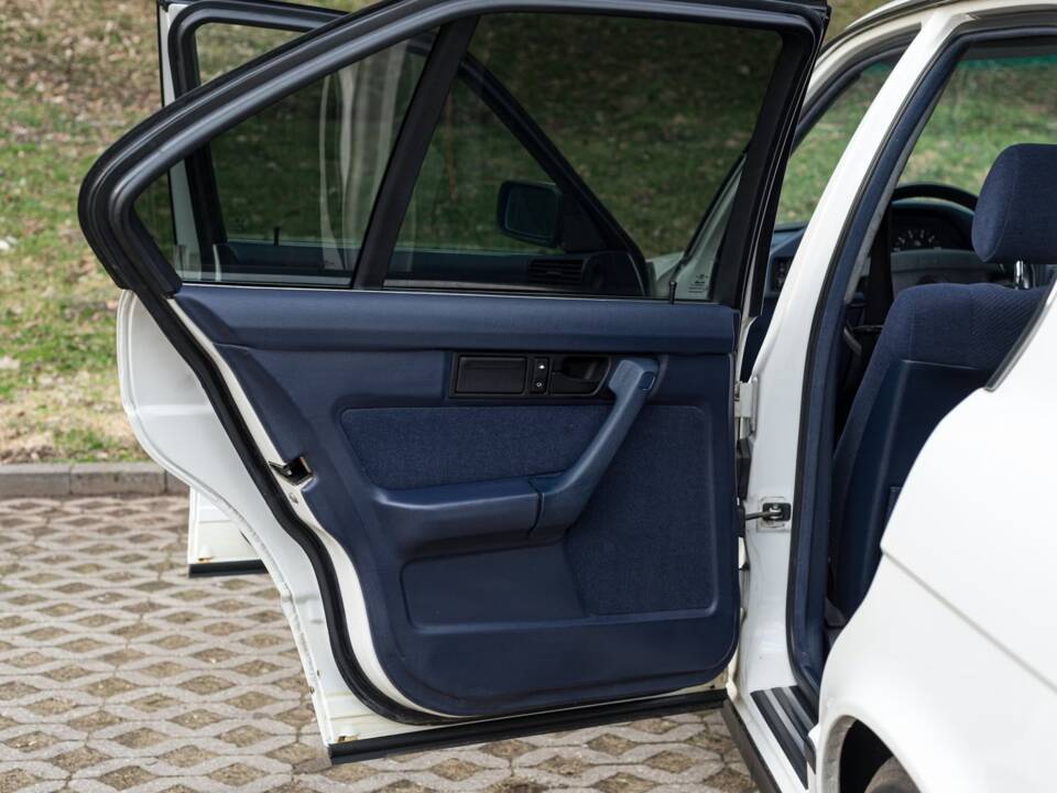 Image 25/55 of BMW 525ix (1993)