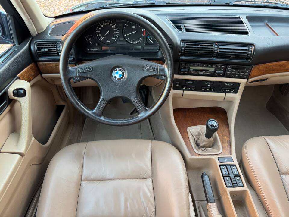 Immagine 22/99 di BMW 735i (1988)