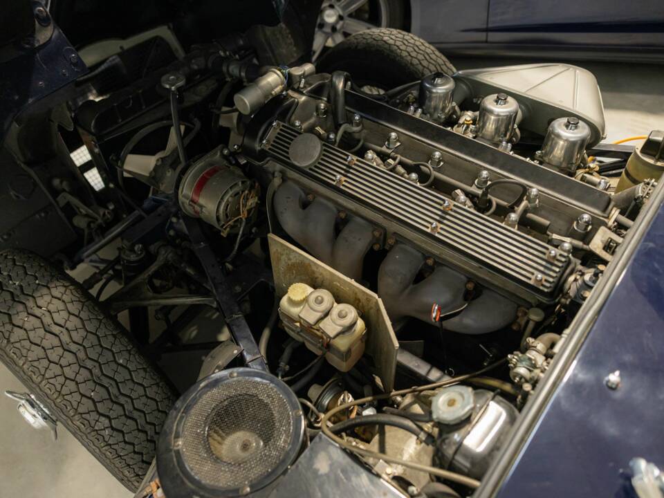 Image 40/50 de Jaguar E-Type (1969)