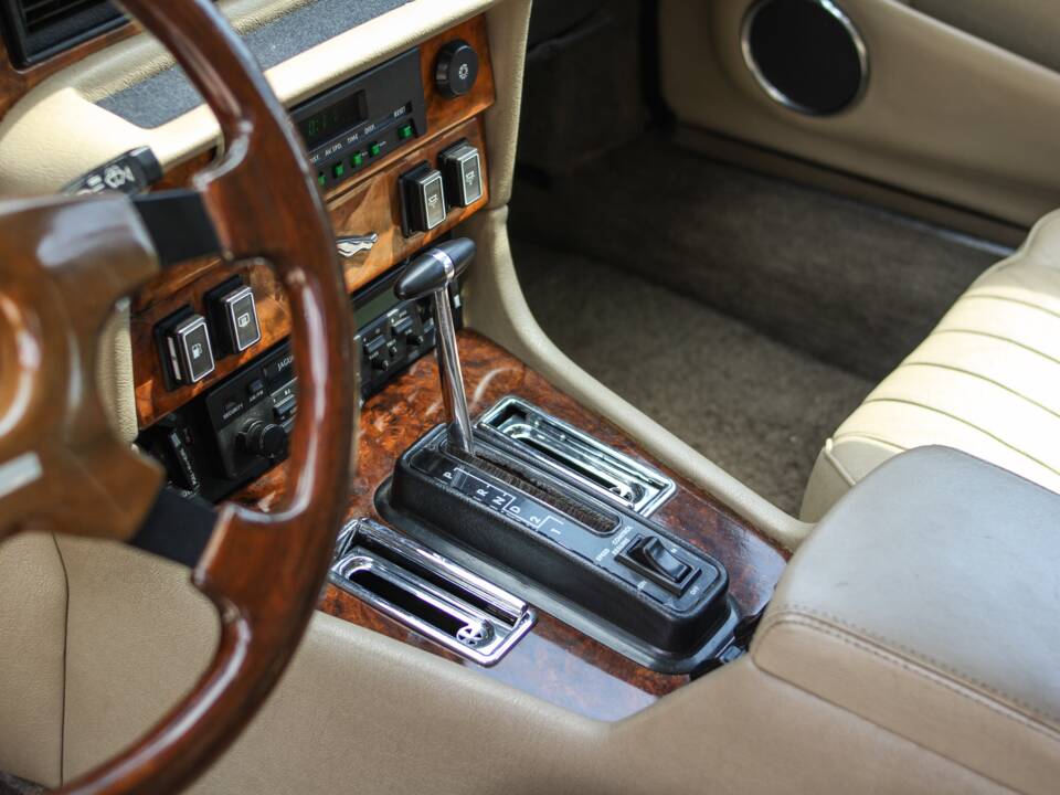 Image 10/44 of Jaguar XJ 12 (1990)