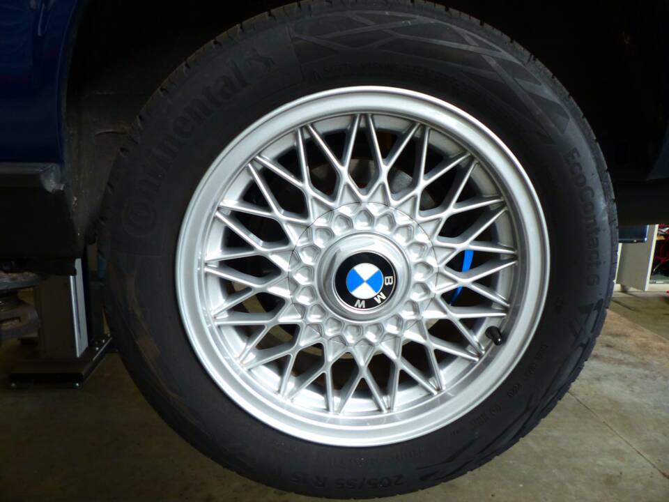 Image 71/99 of BMW 320i (1989)