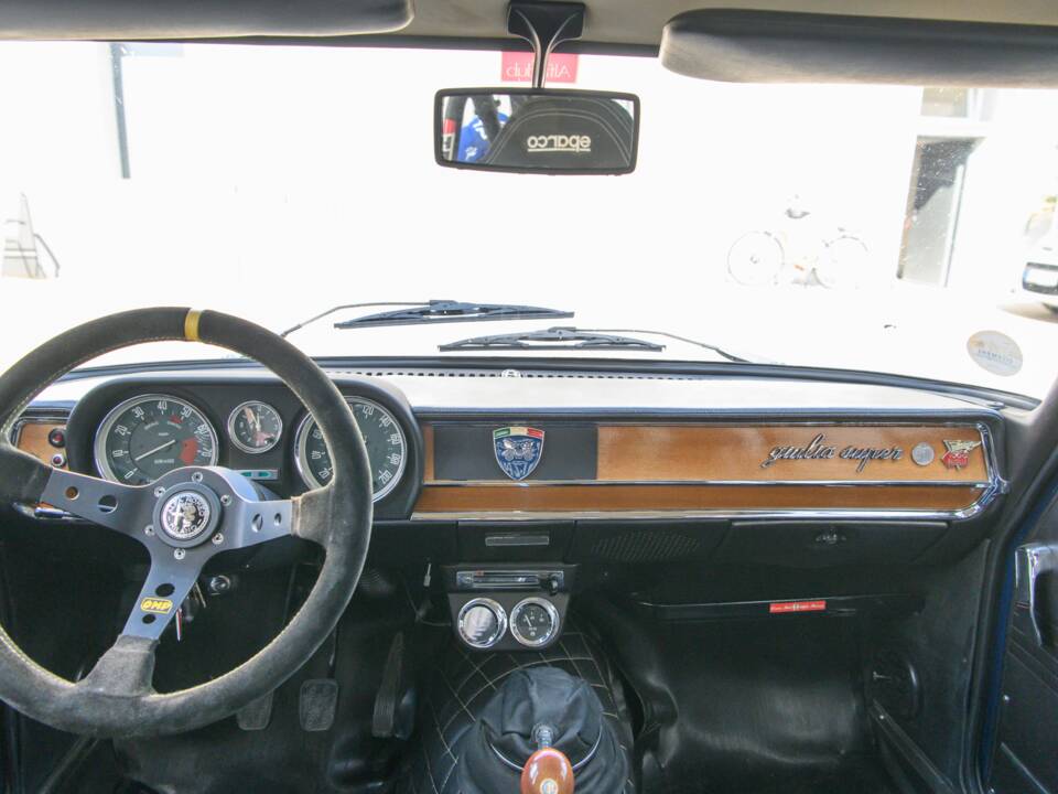 Image 22/56 of Alfa Romeo Giulia Nuova Super 1300 (1974)