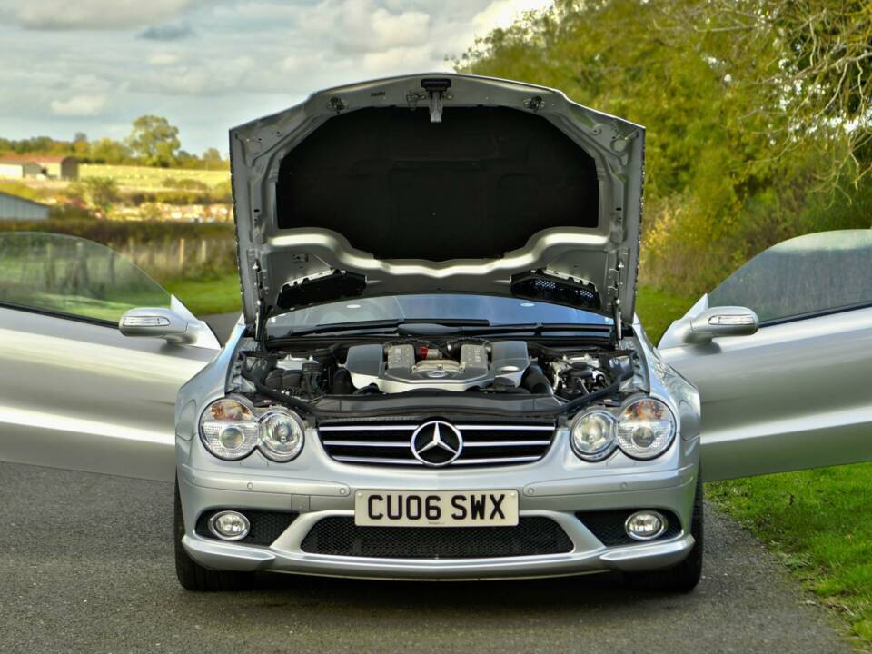 Image 24/50 of Mercedes-Benz SL 55 AMG (2006)