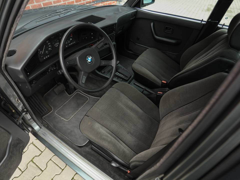 Image 17/68 of BMW 528i (1985)
