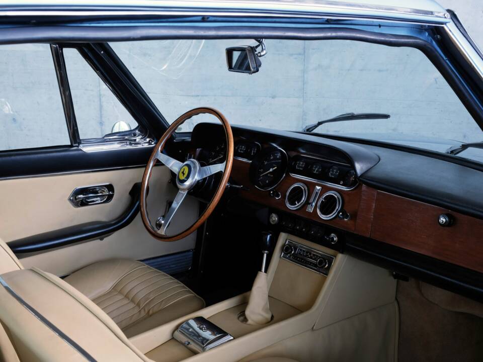 Image 35/50 of Ferrari 330 GT 2+2 (1964)
