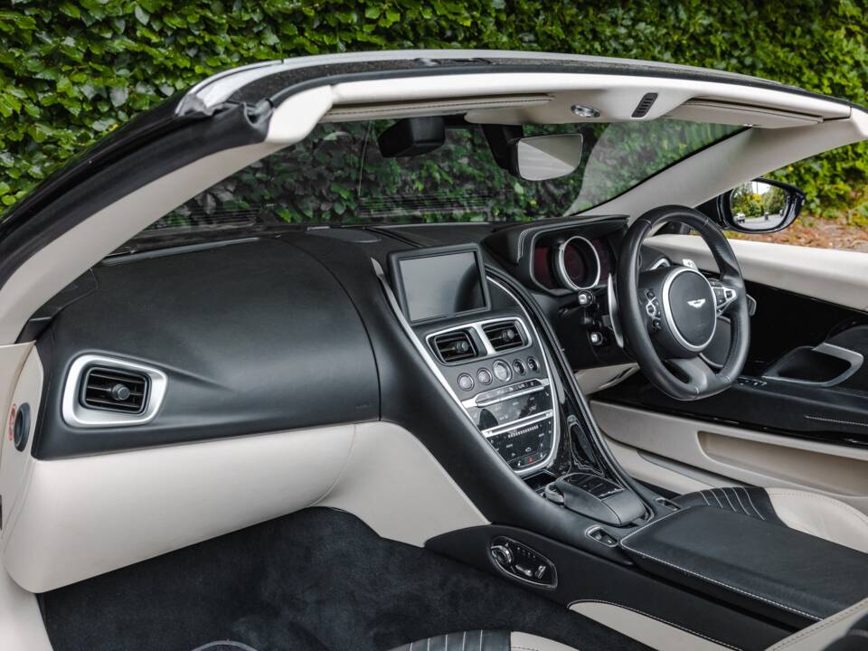 Image 38/39 of Aston Martin DB 11 Volante (2018)