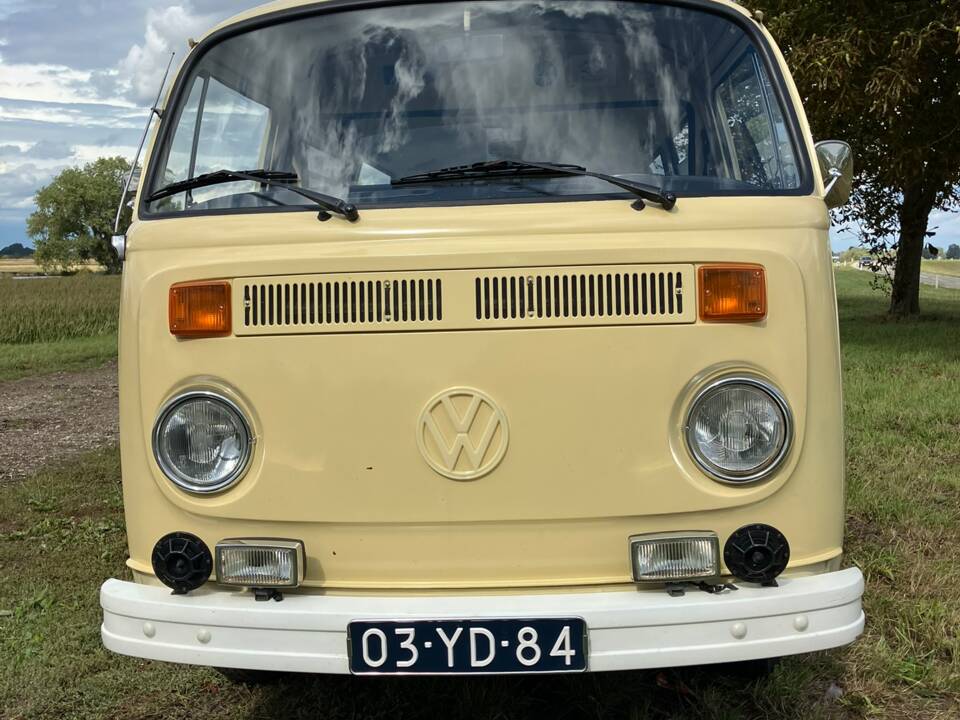 Imagen 2/15 de Volkswagen T2b minibus (1974)
