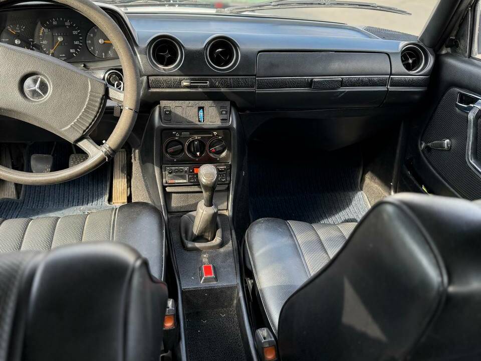 Bild 13/14 von Mercedes-Benz 240 D (1979)