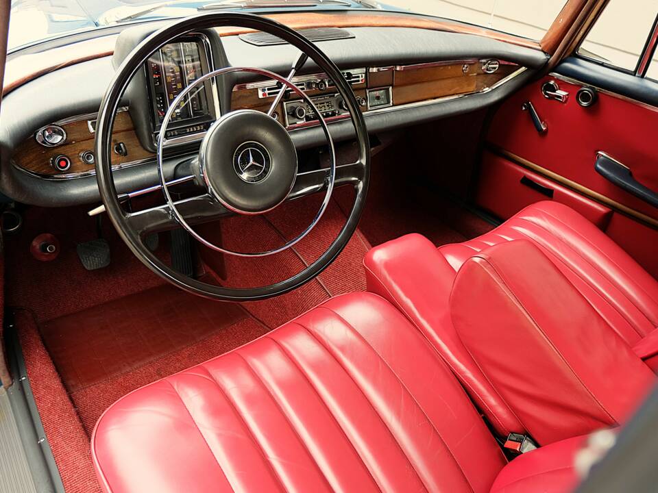 Image 24/76 de Mercedes-Benz 220 S b (1963)