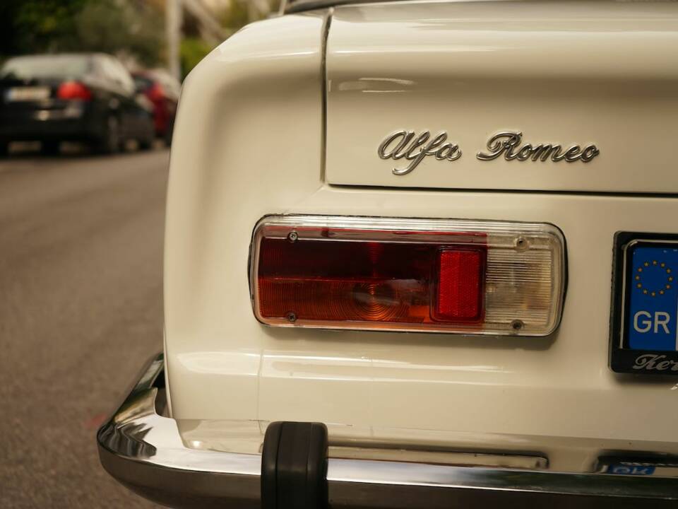 Image 8/100 of Alfa Romeo Giulia Nuova Super 1300 (1977)